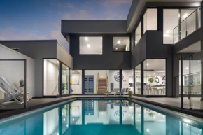 Sea View Treescape w Infinity Pool Fireplaces, Mount Martha